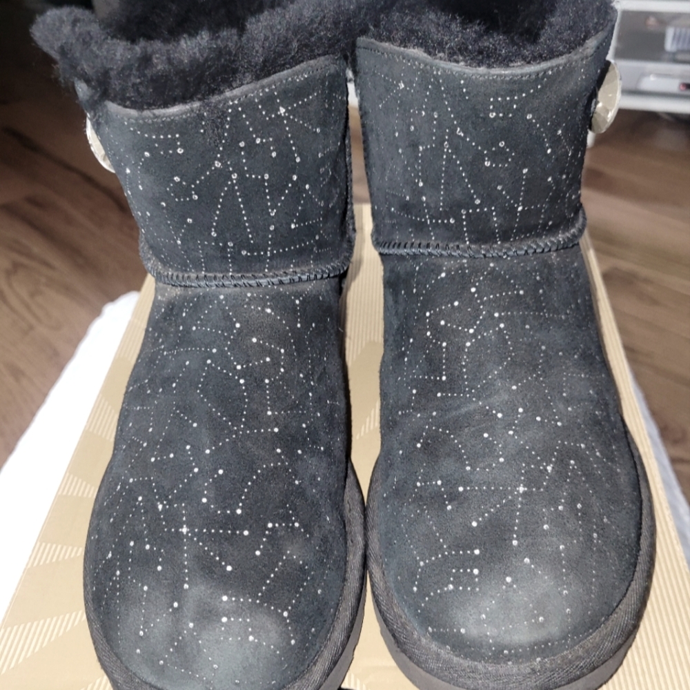 UGG Bailey Button